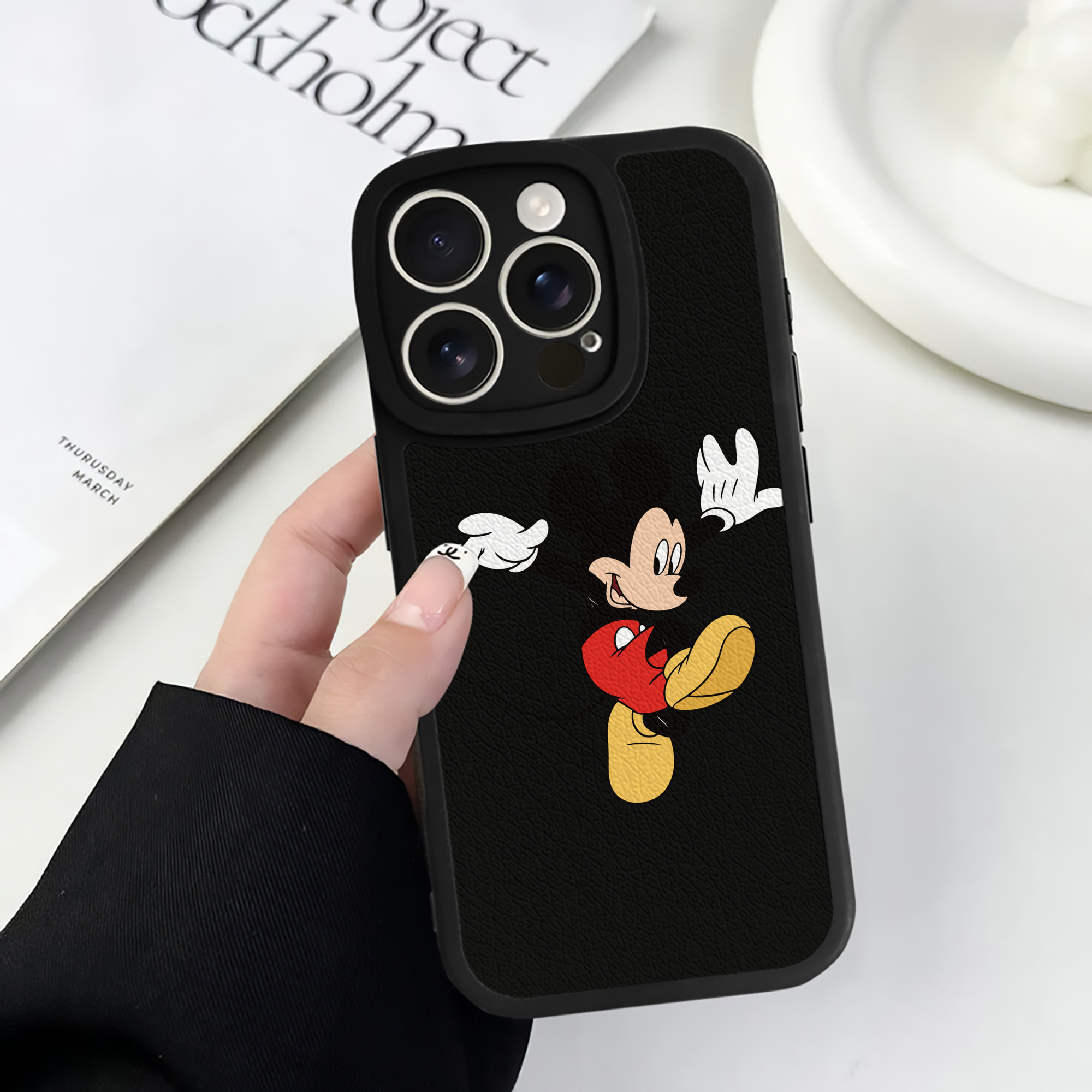 （画像用） ミッキーマウス Mickey Mouse 【iPhone 16シリーズ対応】シリコンスマホケース（レザー調） 材質：シリコン